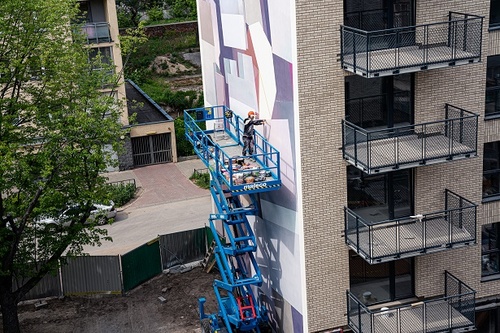 Warszawa ma kolejny artystyczny mural w którym nowoczesny styl łączy się z symbolicznym przekazem